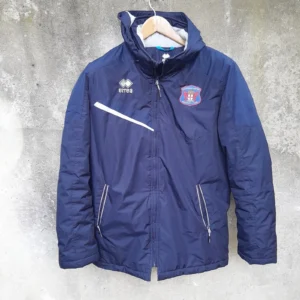 Carlisle United navy long football bench coat / jacket. Medium mens.