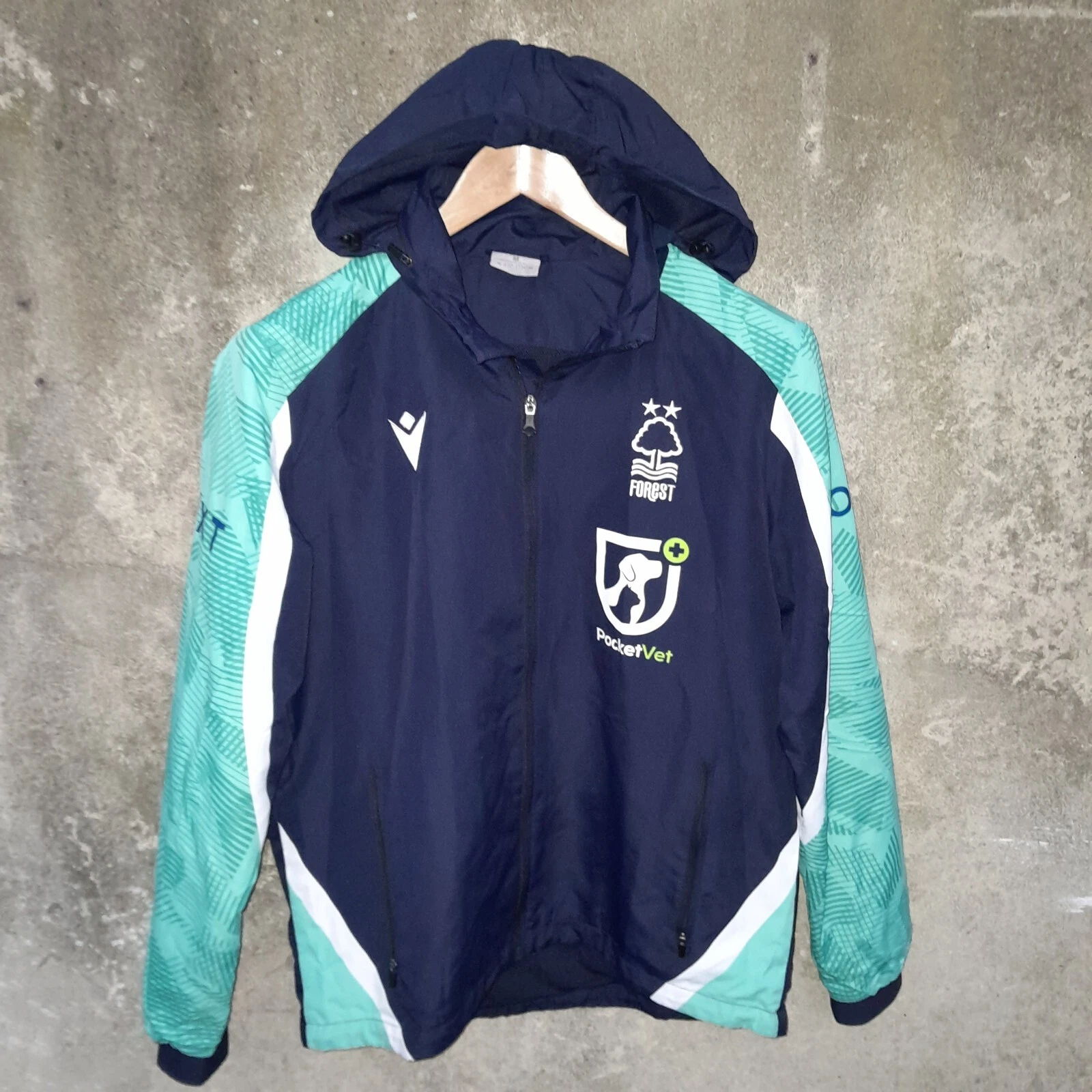 Nottingham Forest 2021-22 lightweight training football jacket. Medium mens