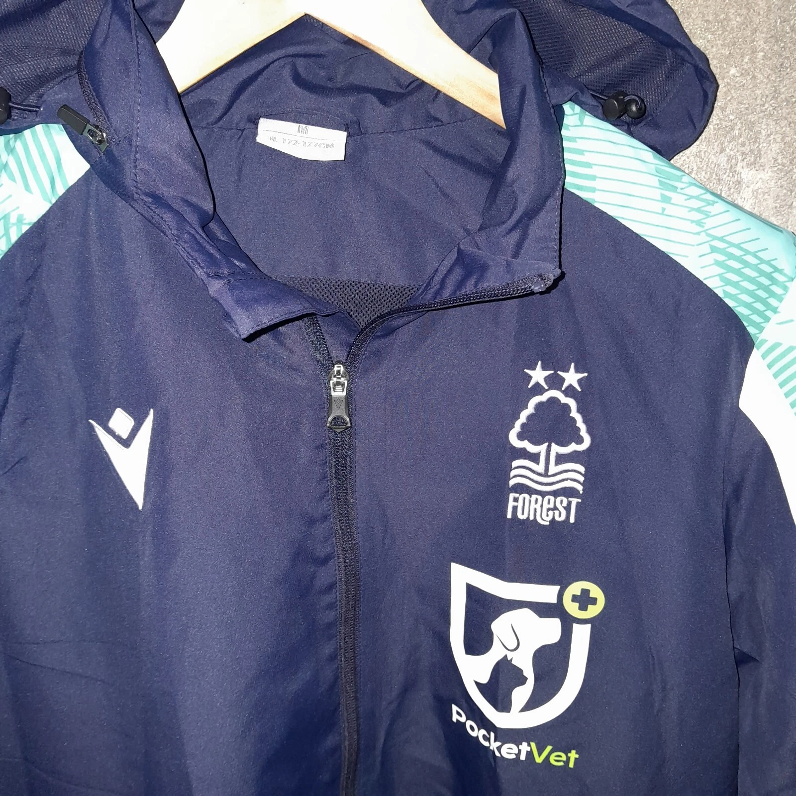 Nottingham Forest 2021-22 lightweight training football jacket. Medium mens - Image 2