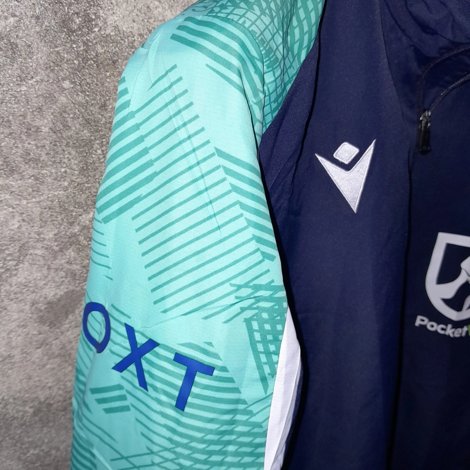 Nottingham Forest 2021-22 lightweight training football jacket. Medium mens - Image 3