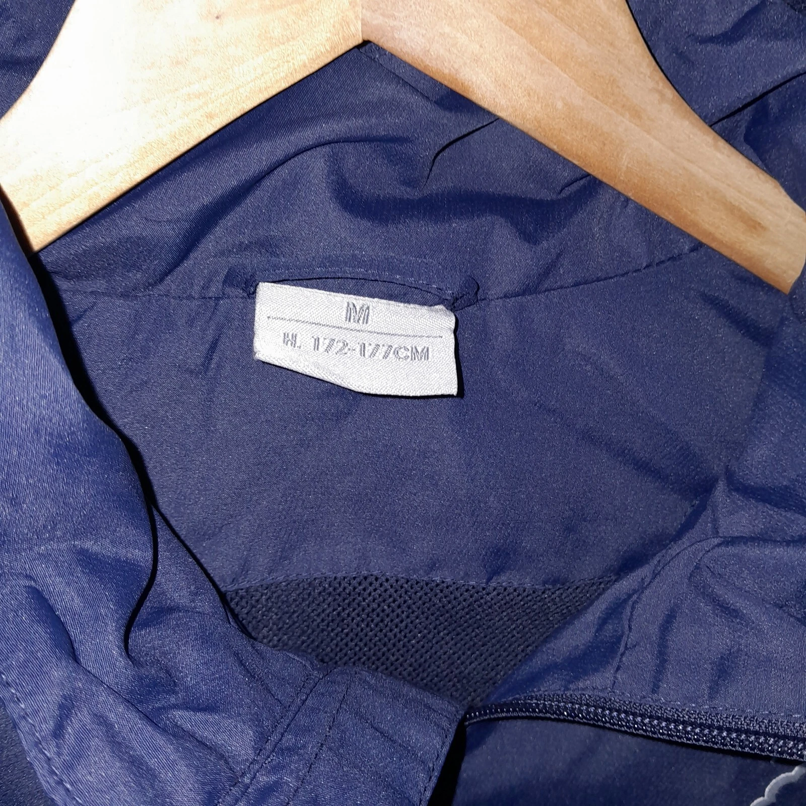 Nottingham Forest 2021-22 lightweight training football jacket. Medium mens - Image 4