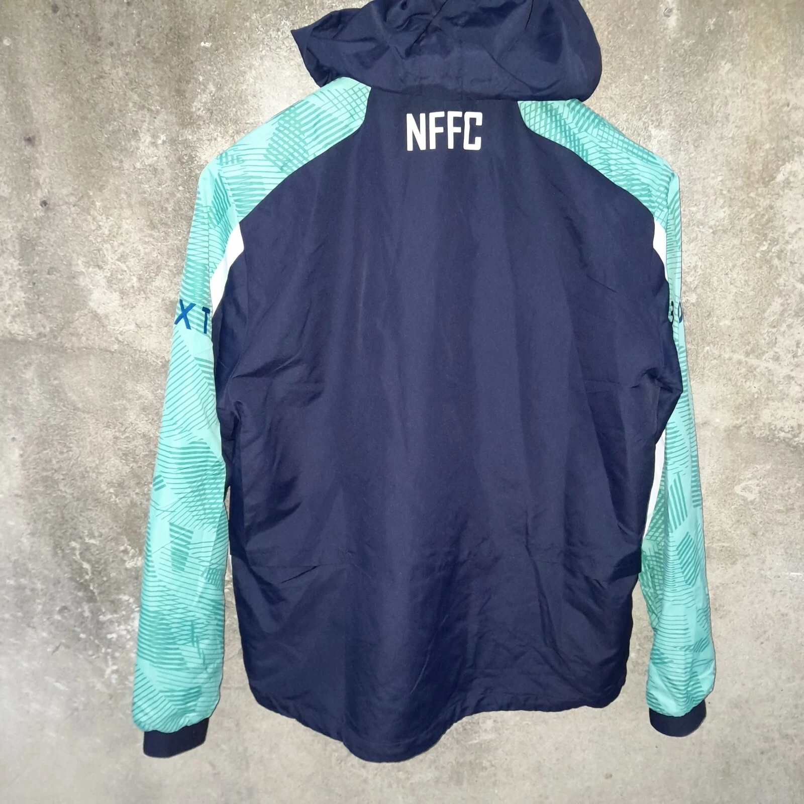 Nottingham Forest 2021-22 lightweight training football jacket. Medium mens - Image 5