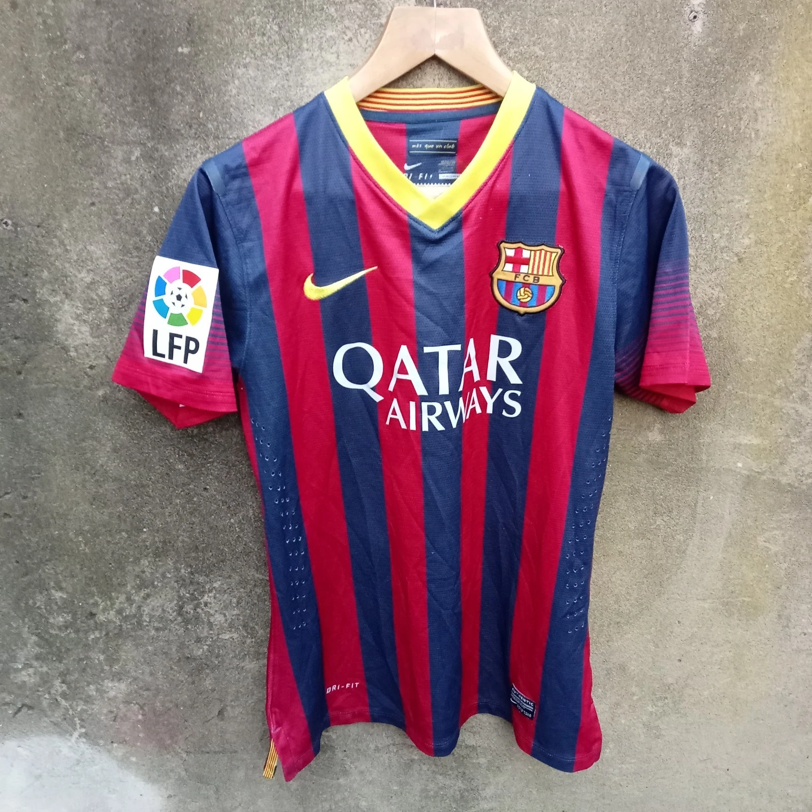 Barcelona 2013-14 player spec Home football shirt | jersey, Mens Small NEYMAR JR