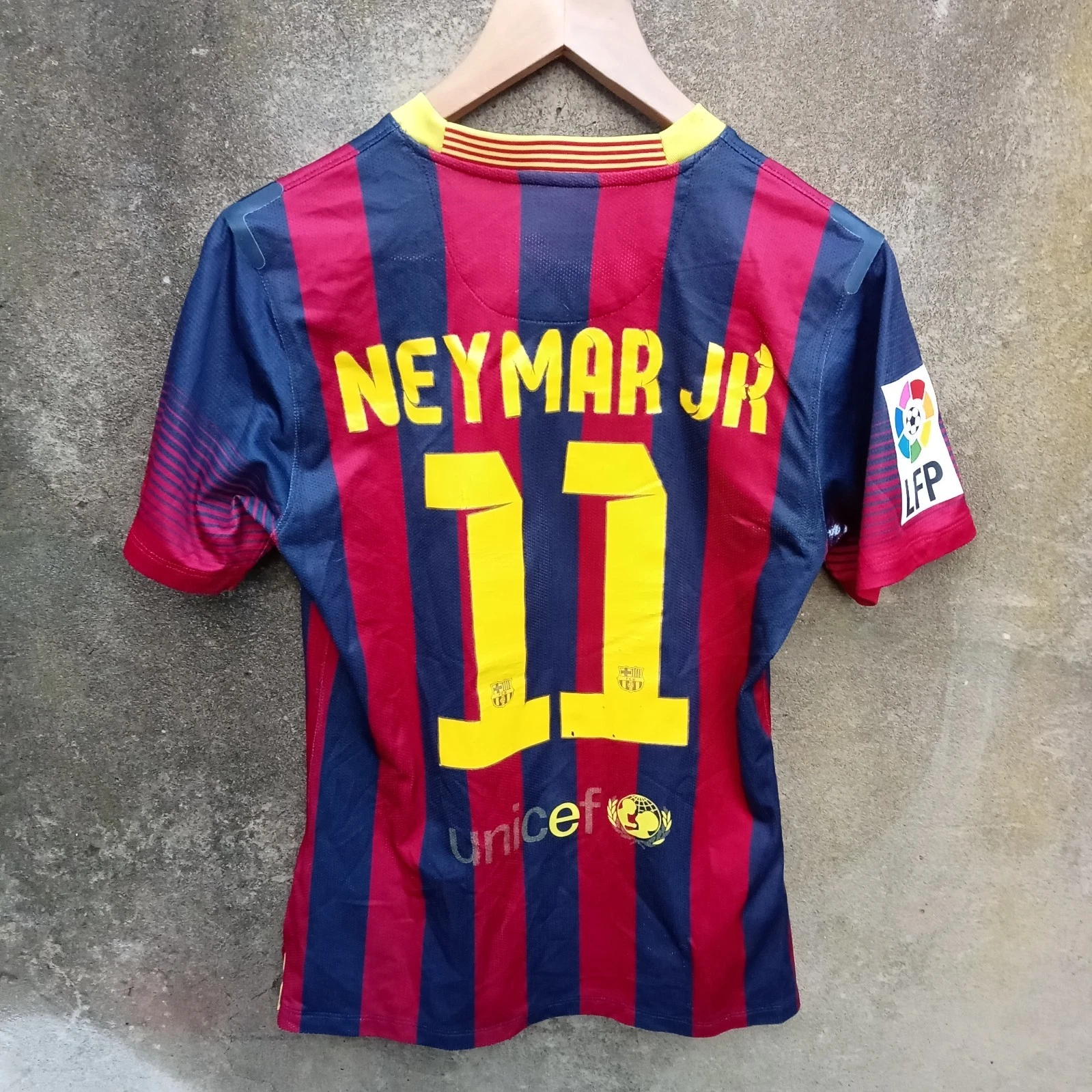 Barcelona 2013-14 player spec Home football shirt | jersey, Mens Small NEYMAR JR - Image 9