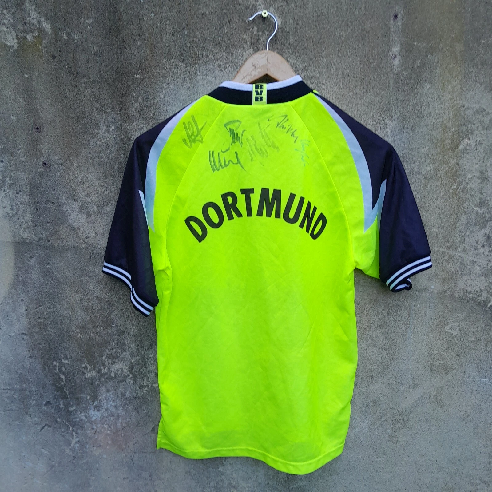 Borussia Dortmund 1995-96 home football shirt/ jersey. Small mens Signed - Image 5