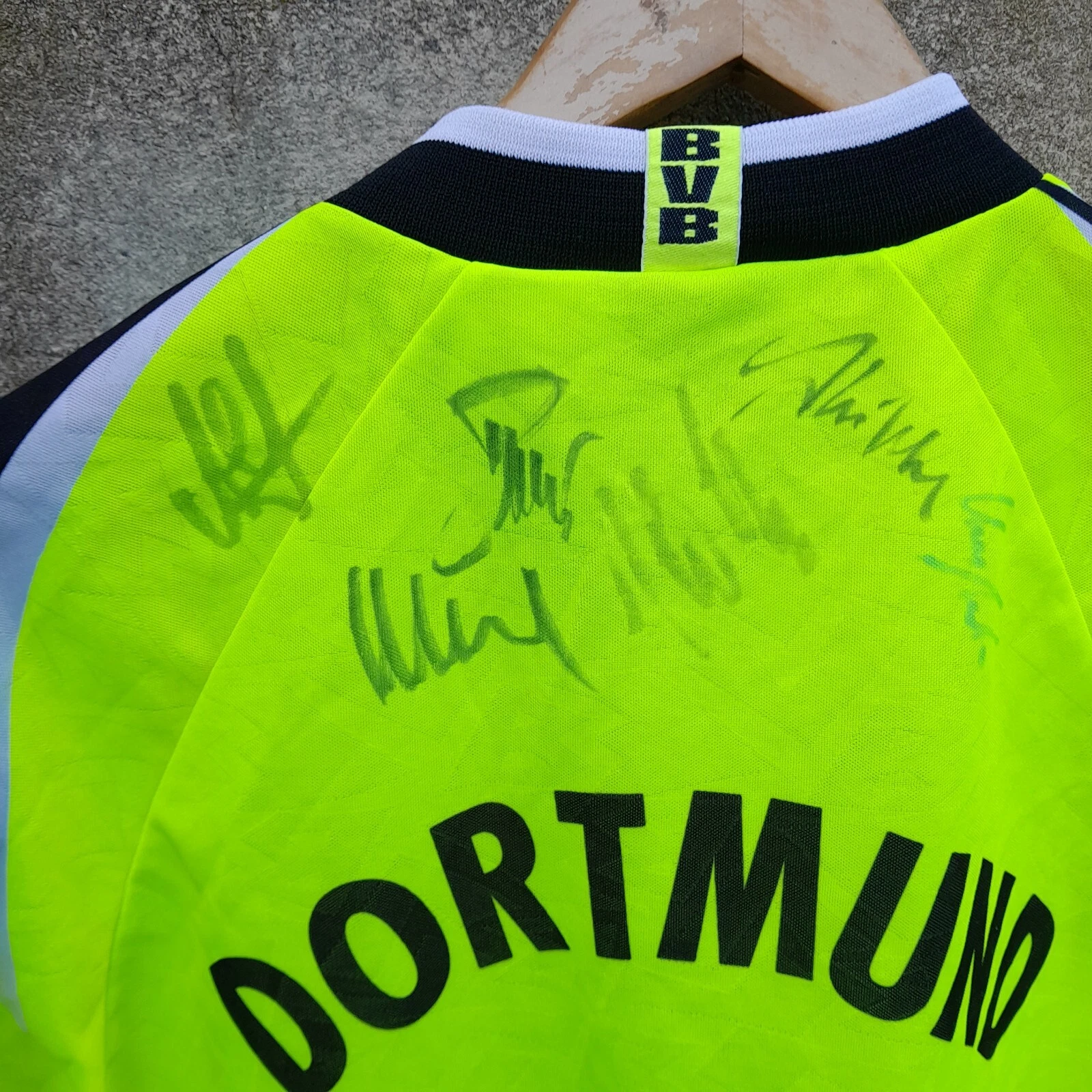 Borussia Dortmund 1995-96 home football shirt/ jersey. Small mens Signed - Image 6