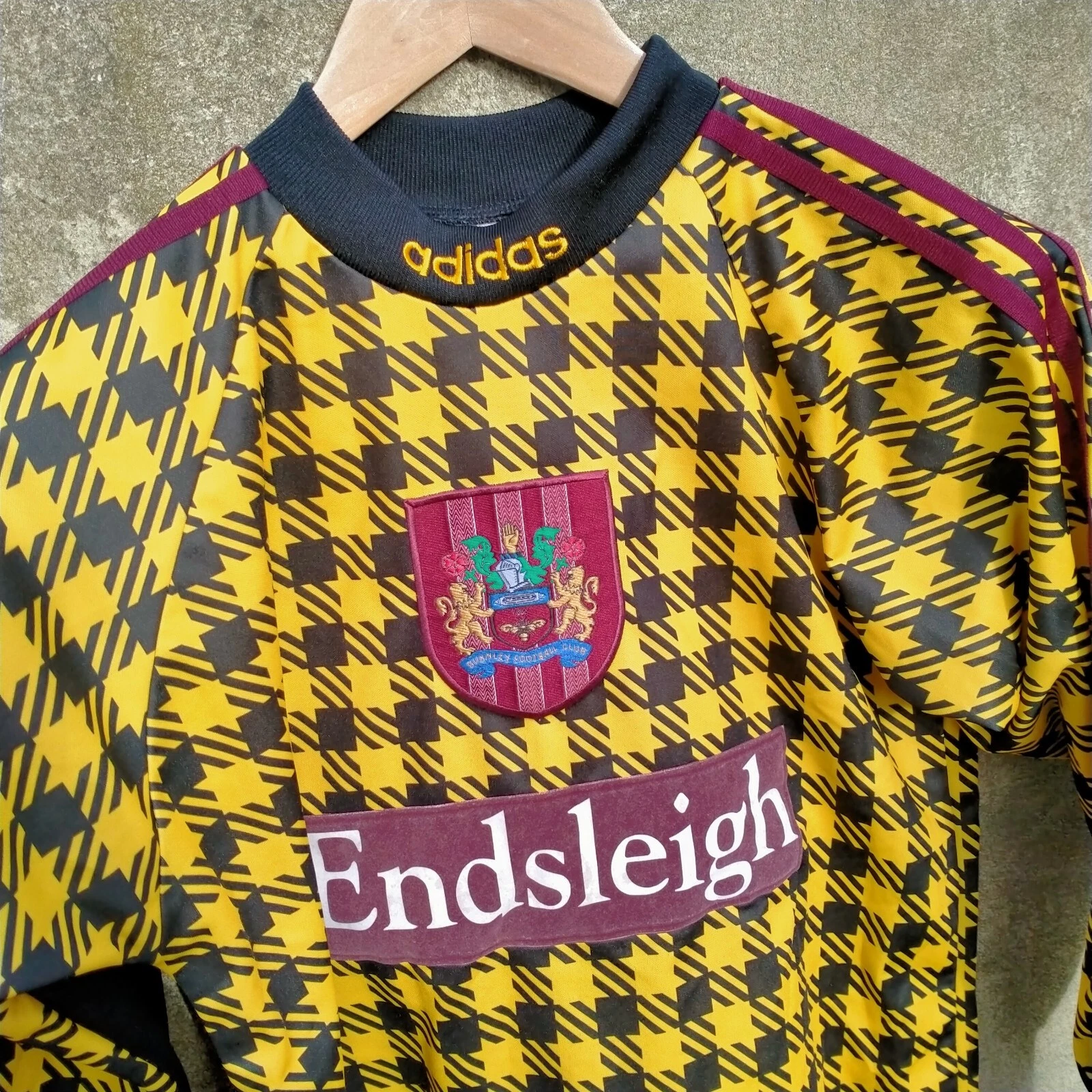 Burnley 1997-98 goalkeeper football shirt / jersey. Small mens. Long sleeves. - Image 2