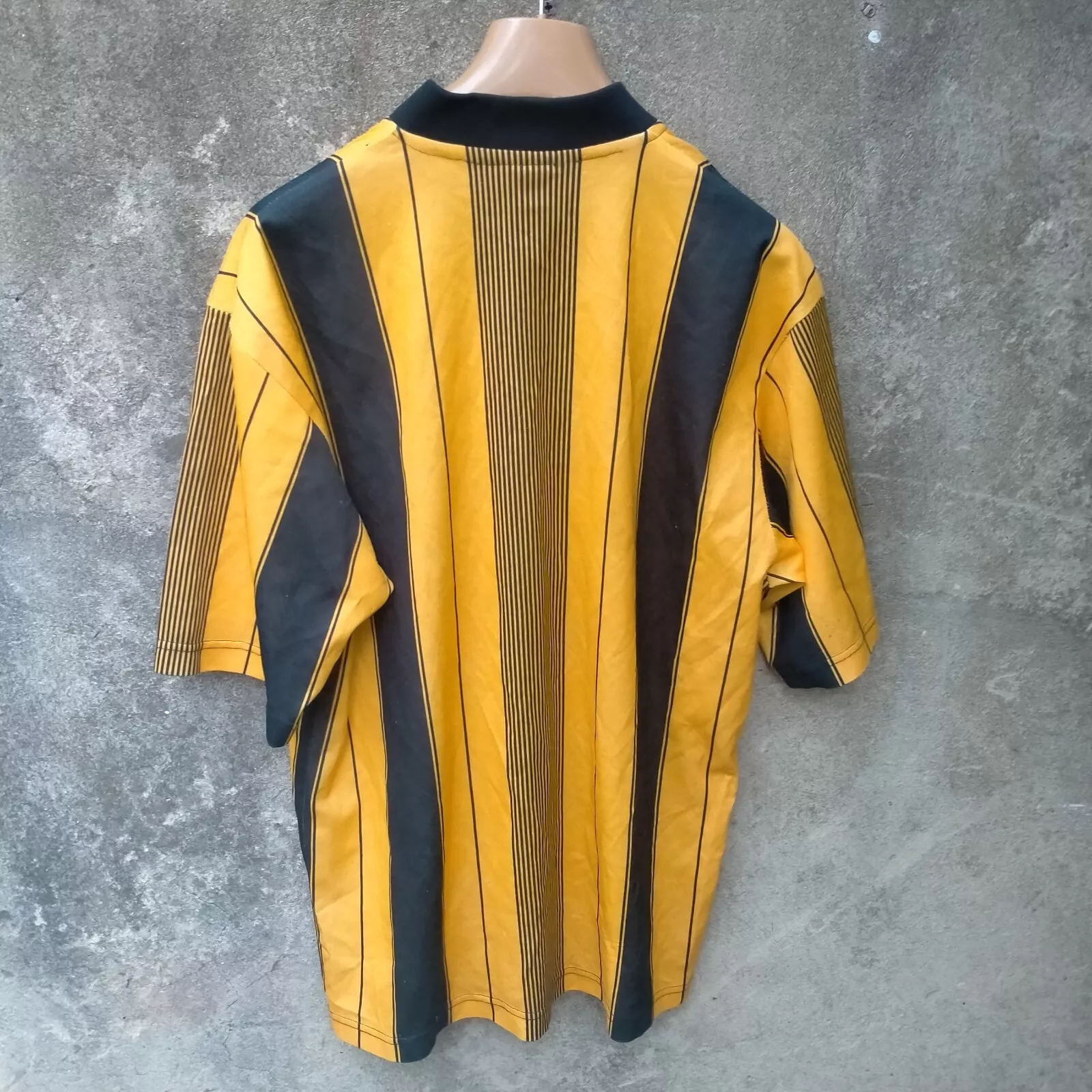 Cambridge United 1993-95 home football shirt/ jersey. Small mens - Image 2