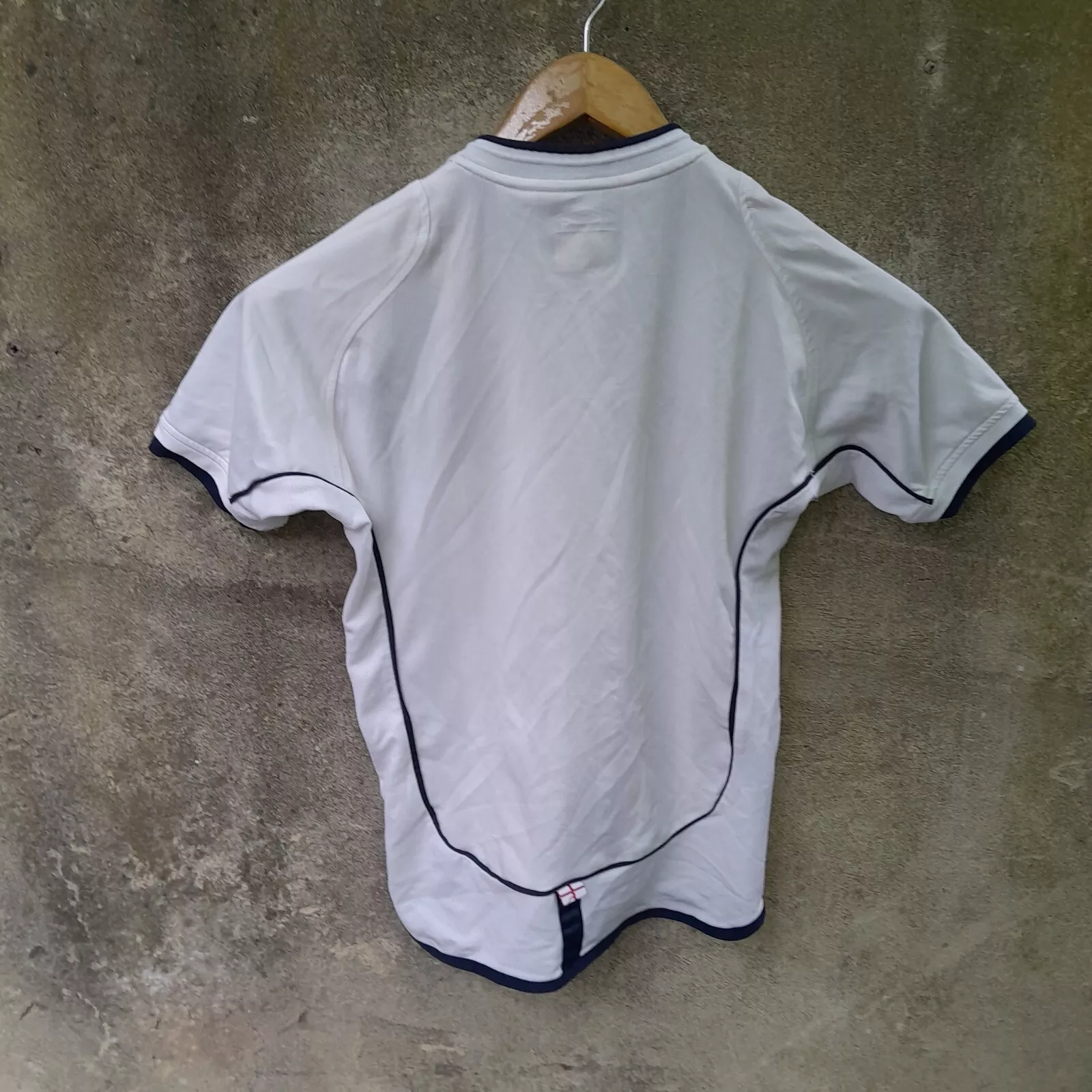 England 2002 home football shirt / jersey. - Image 5