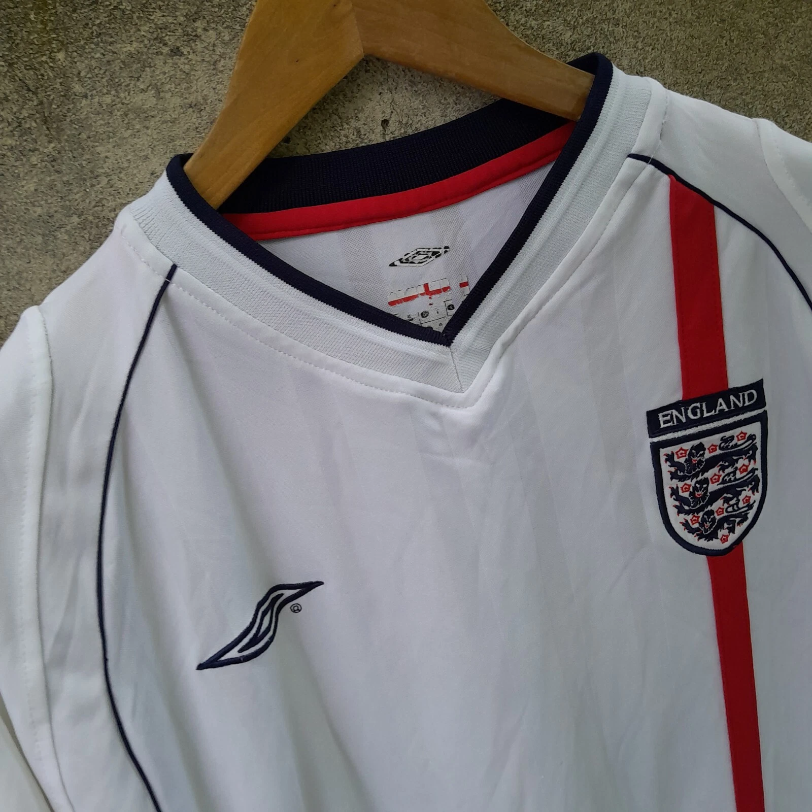 England 2002 home football shirt / jersey. XL mens. Genuine - Image 2