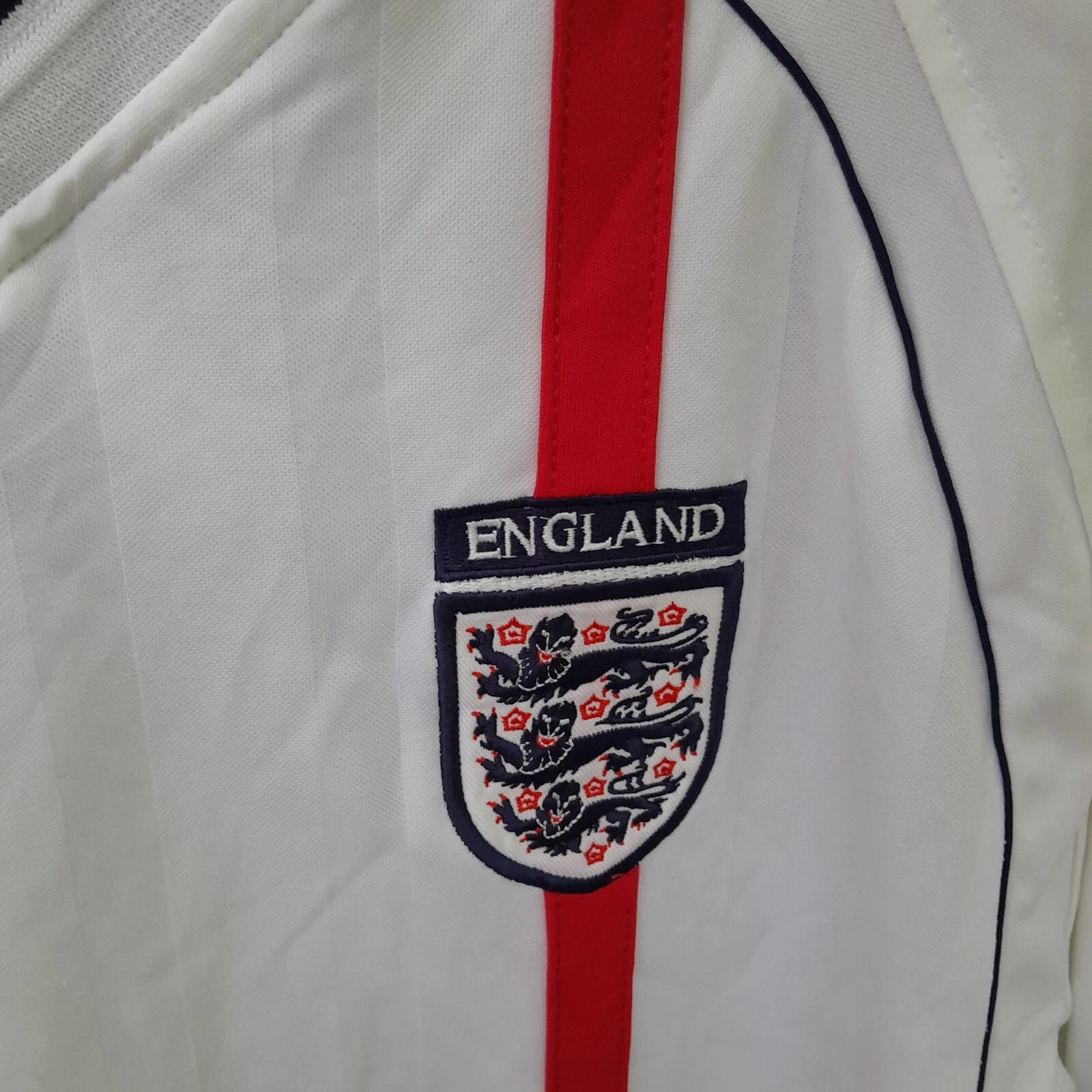 England 2002 home football shirt / jersey. XL mens. Genuine - Image 3