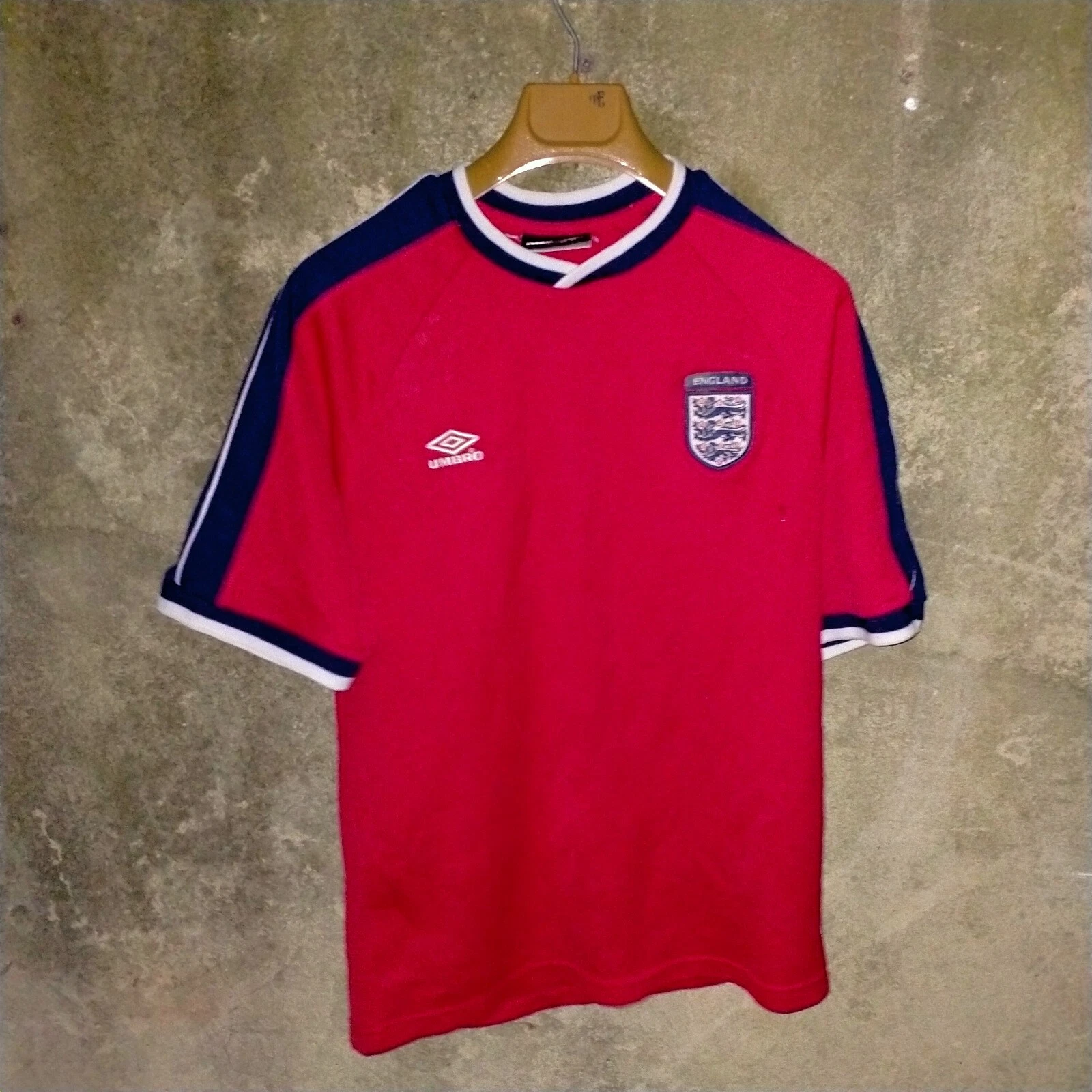 England 2004 training football shirt / jersey. Medium mens, umbro red