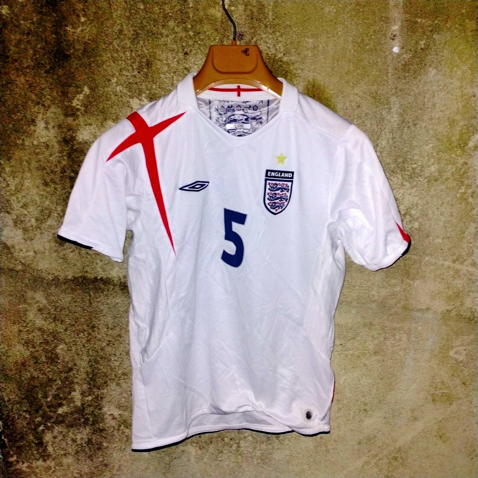 England 2006 home football shirt / jersey, medium boys. Terry 5 ladies - Image 2