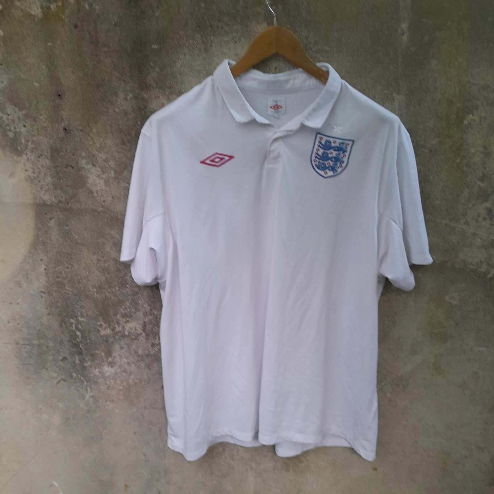 England 2010 home football shirt / jersey. XXL mens.