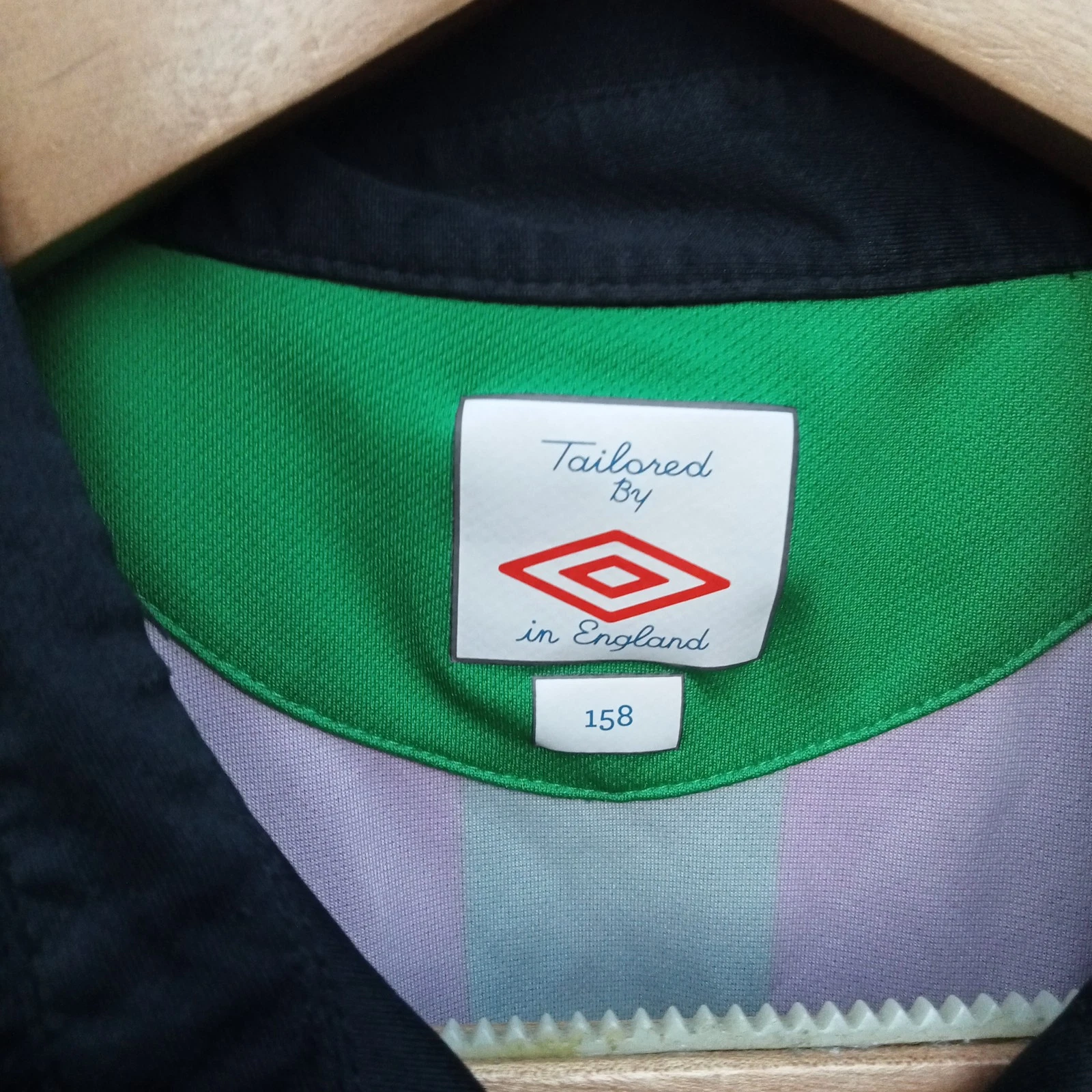 Glentoran 2010-11 Home football shirt | jersey, Boys XL - Image 4