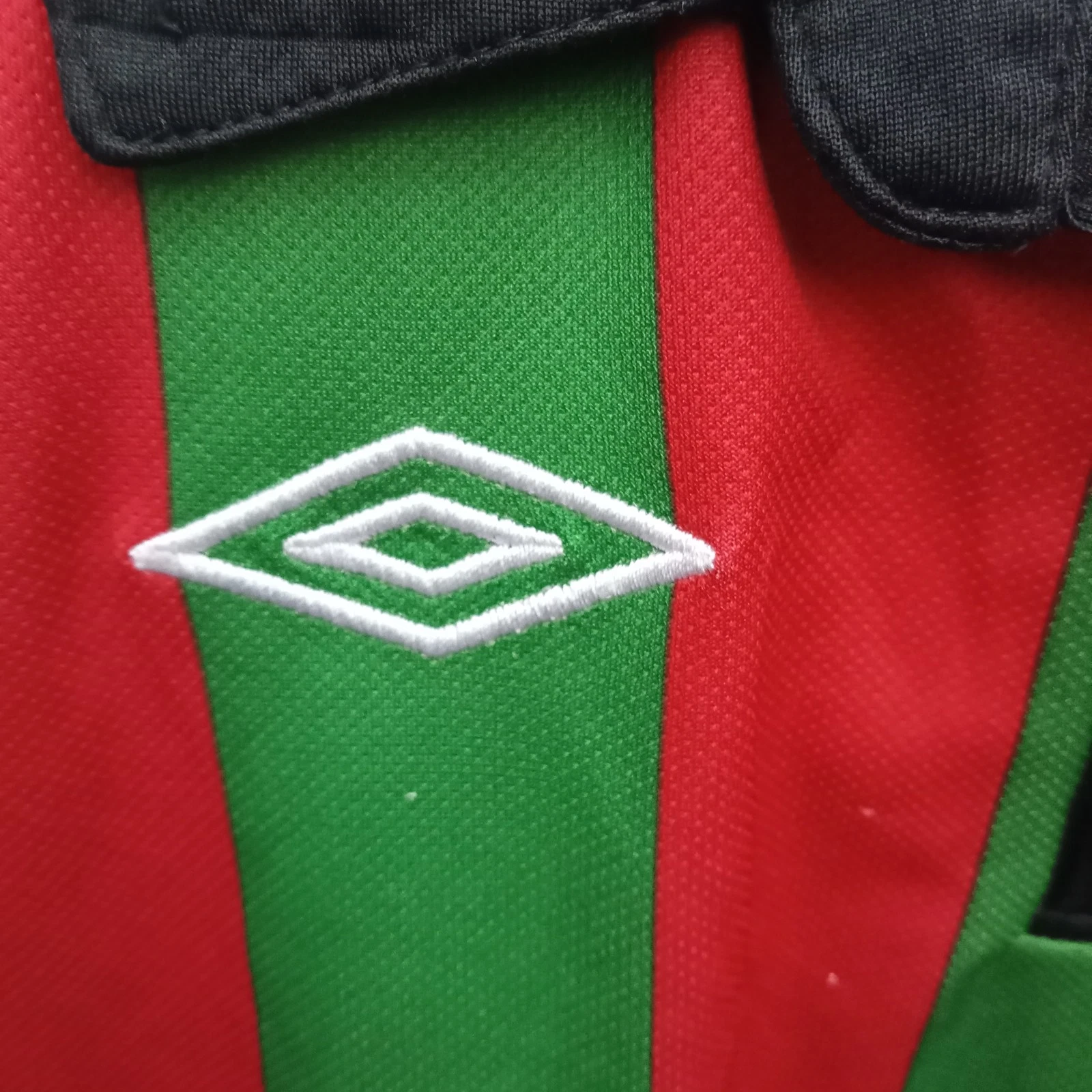 Glentoran 2010-11 Home football shirt | jersey, Boys XL - Image 5