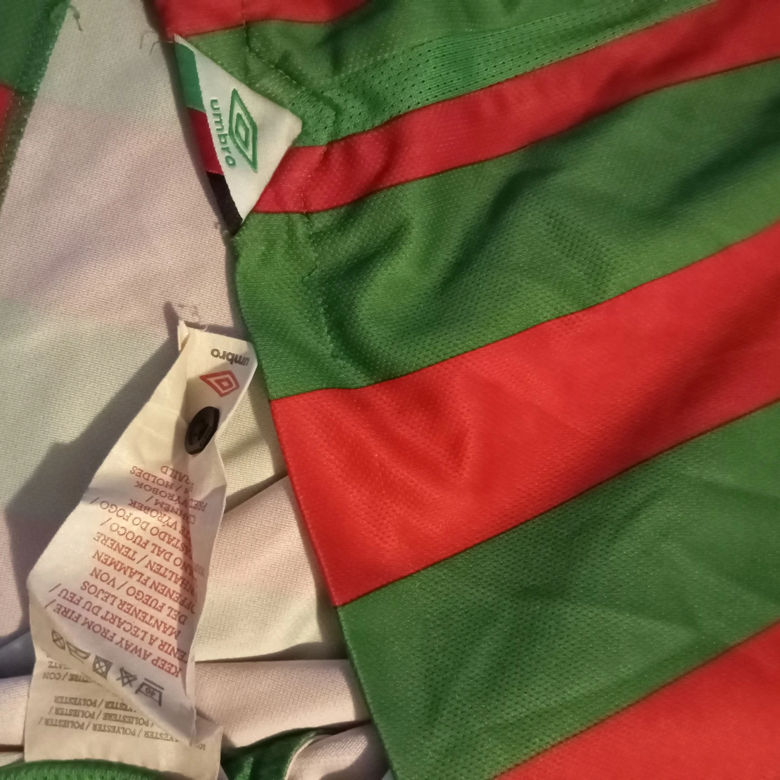 Glentoran 2010-11 Home football shirt | jersey, Boys XL - Image 7