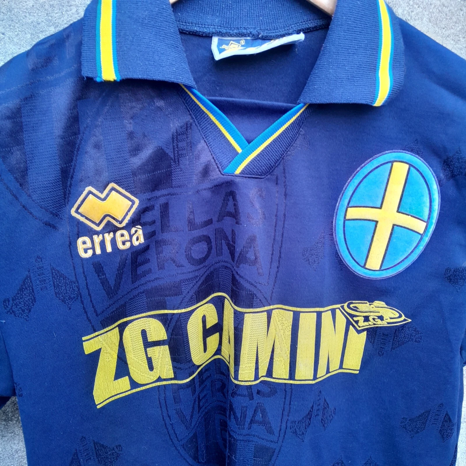 Hellas Verona 1997-98 home football shirt / jersey. Small mens. 38 - Image 2