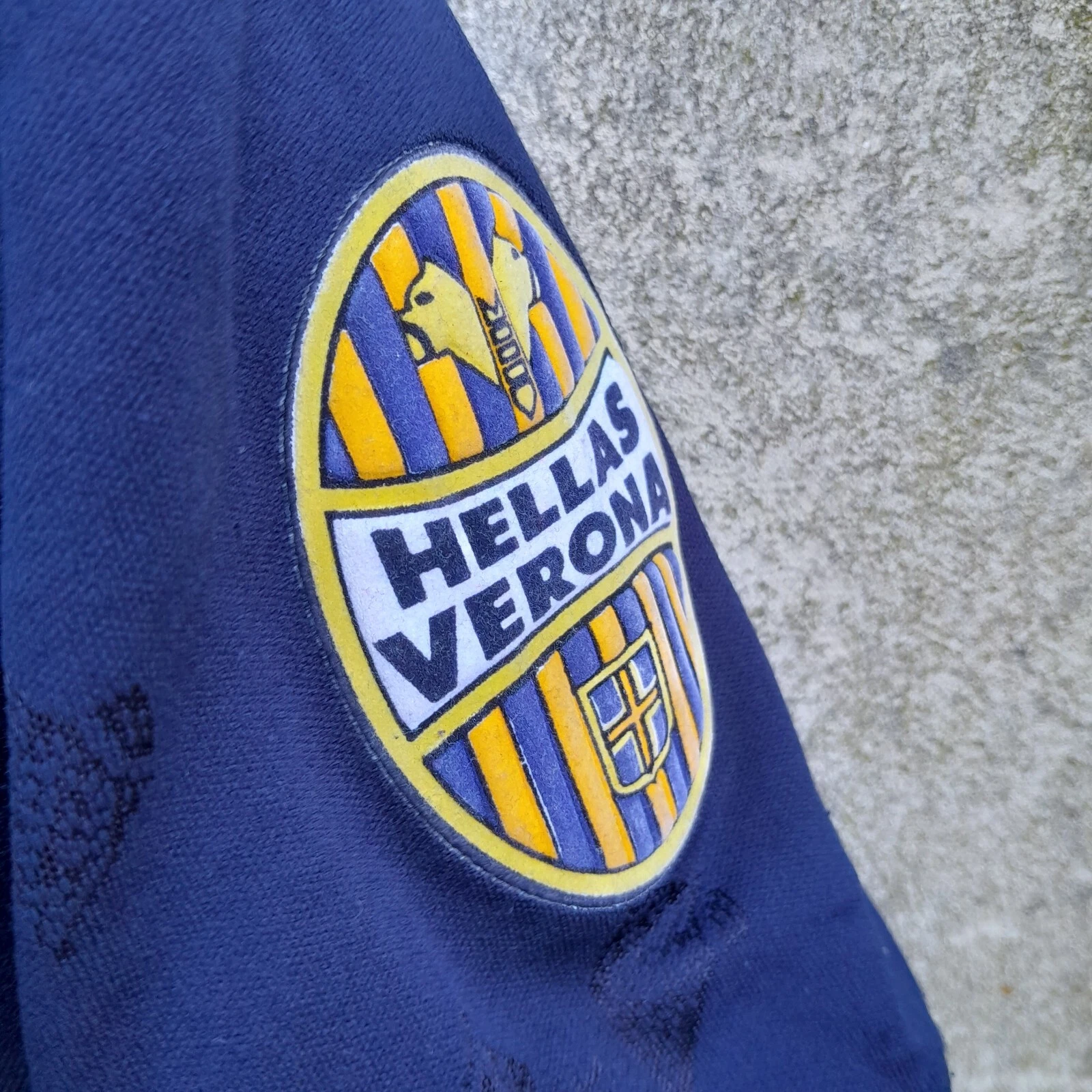 Hellas Verona 1997-98 home football shirt / jersey. Small mens. 38 - Image 4