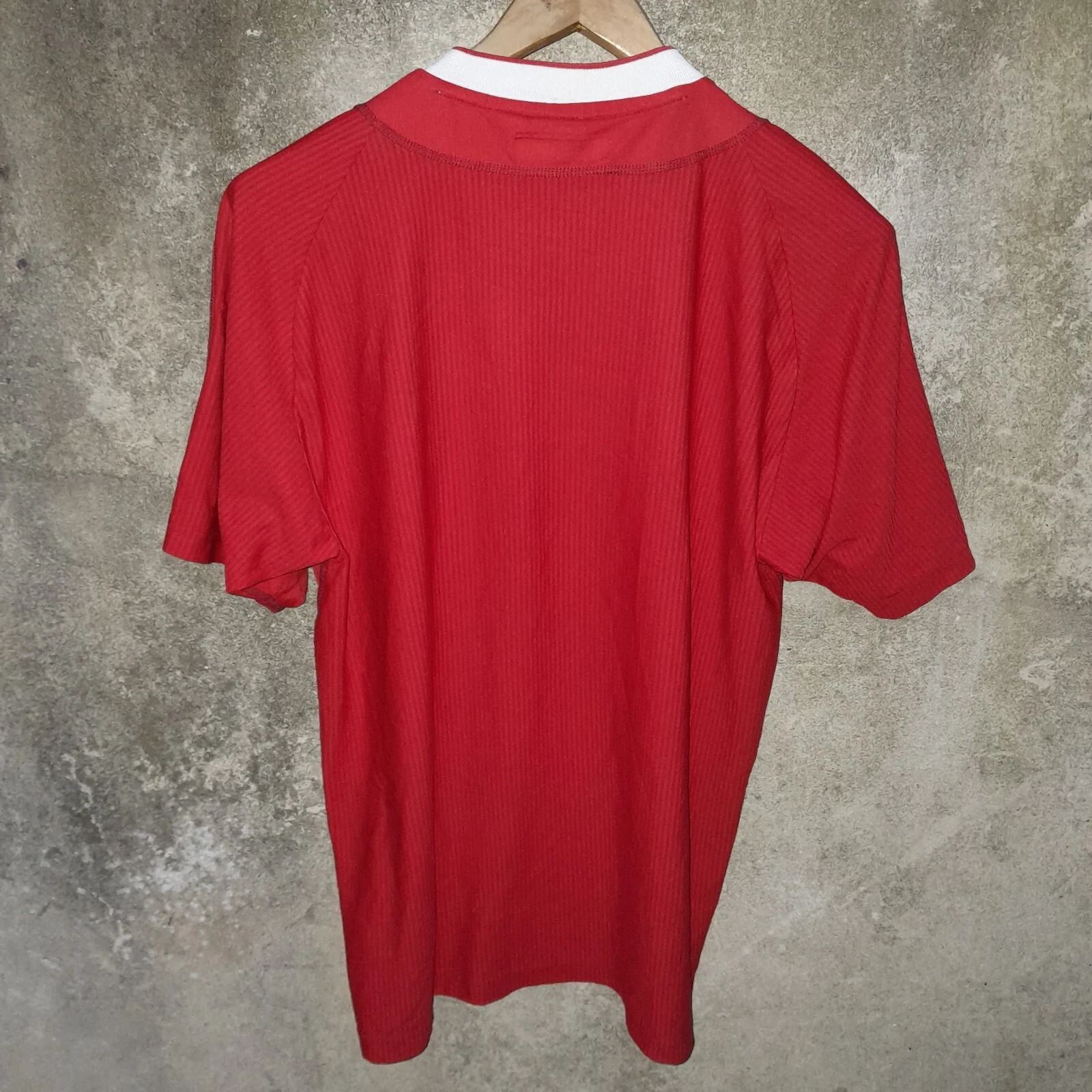 Liverpool 2002-04 home football shirt / jersey. Large Mens - Image 4