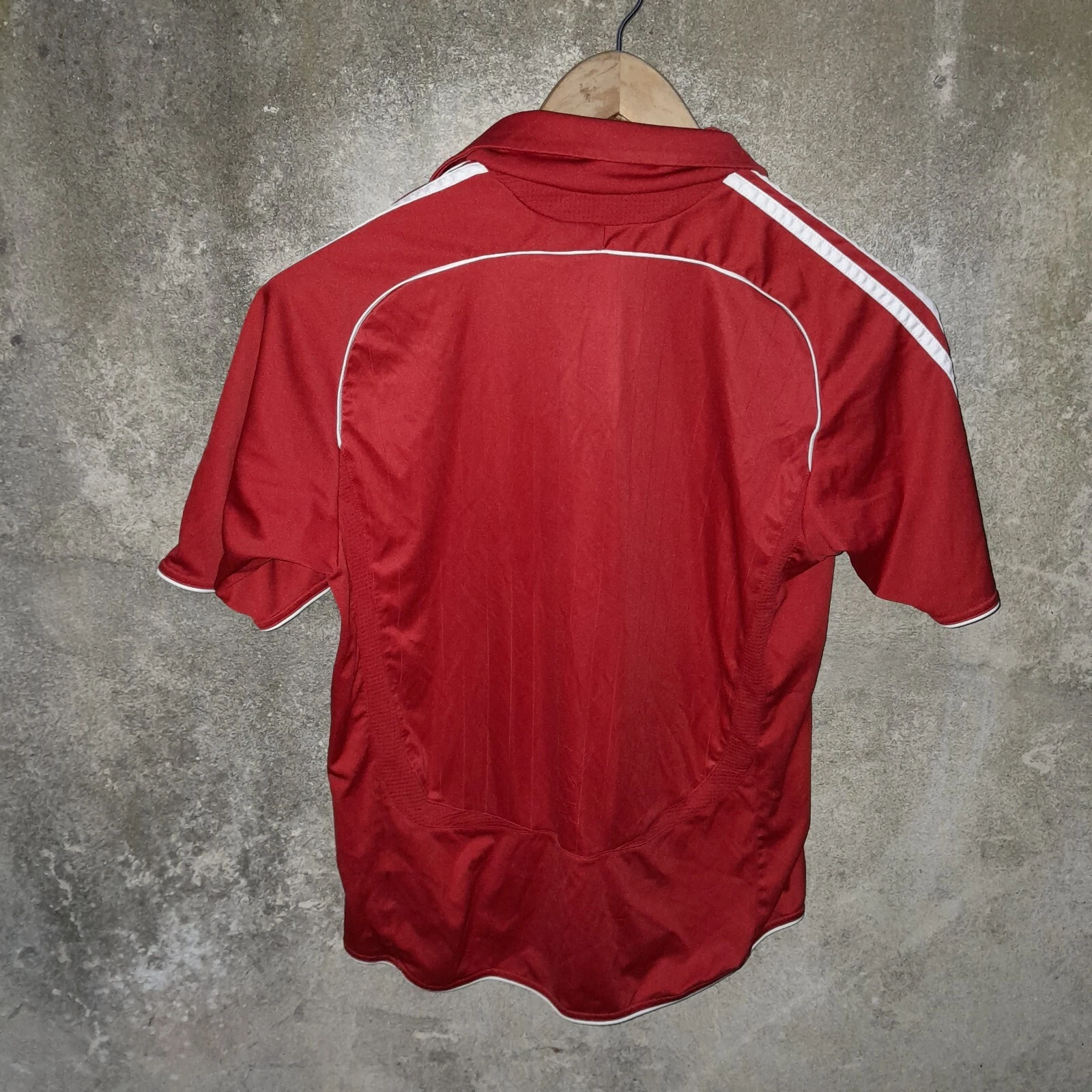 Liverpool 2006-08 home football shirt / jersey. Large boys - Image 4
