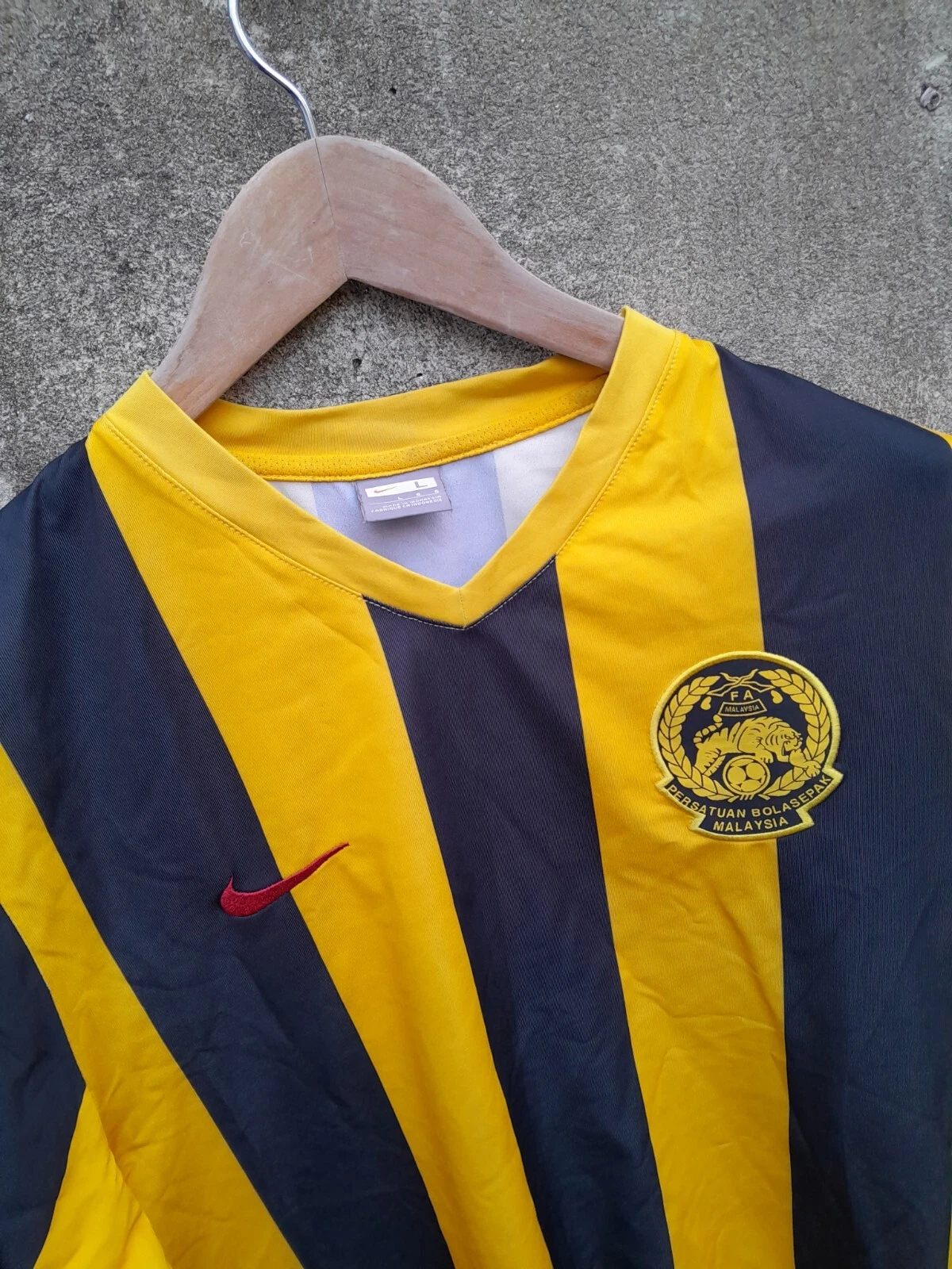Malaysia 2007-08 football shirt / jersey. Large mens. - Image 2