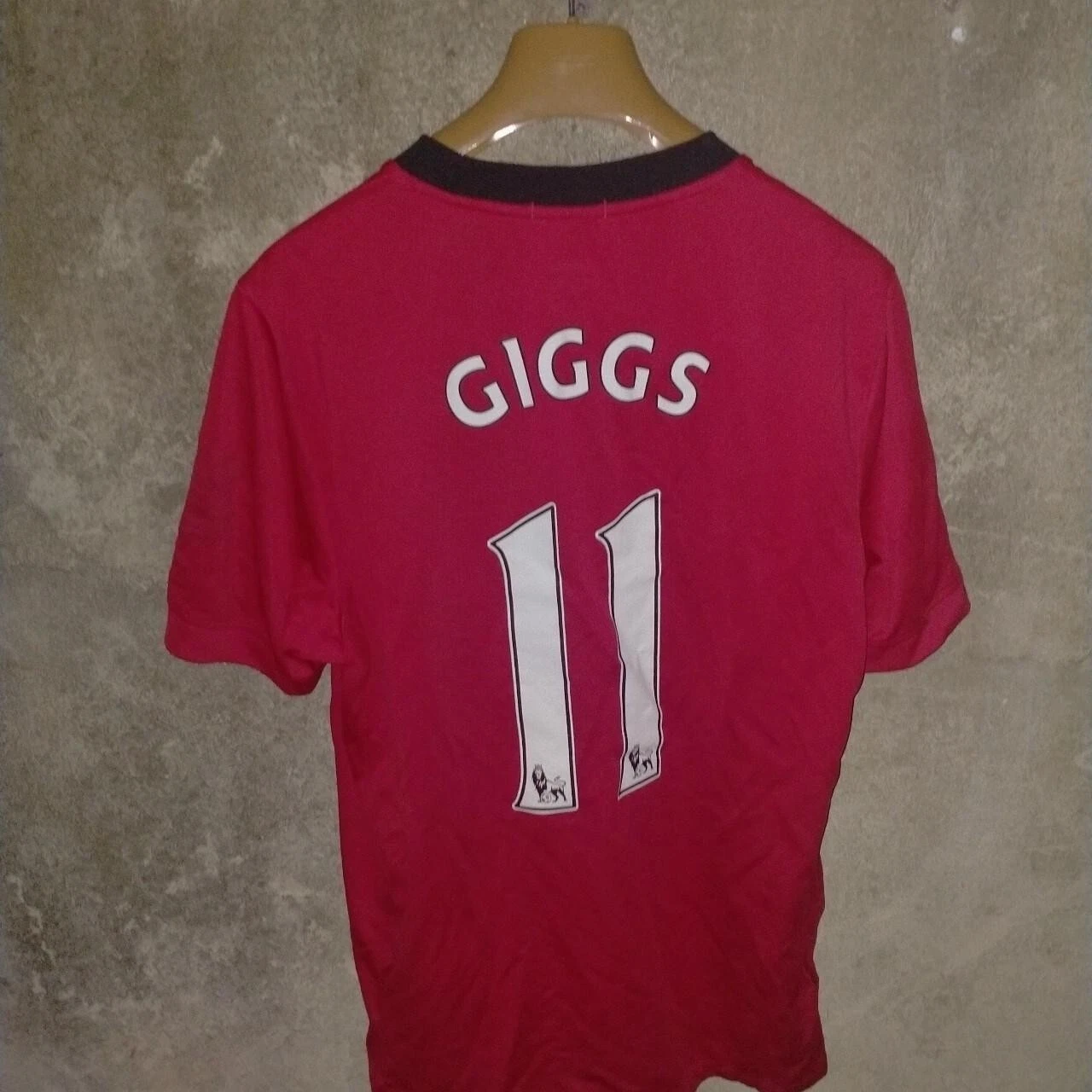 Manchester United 2009-10 home football shirt/ jersey. Medium mens. Giggs 11