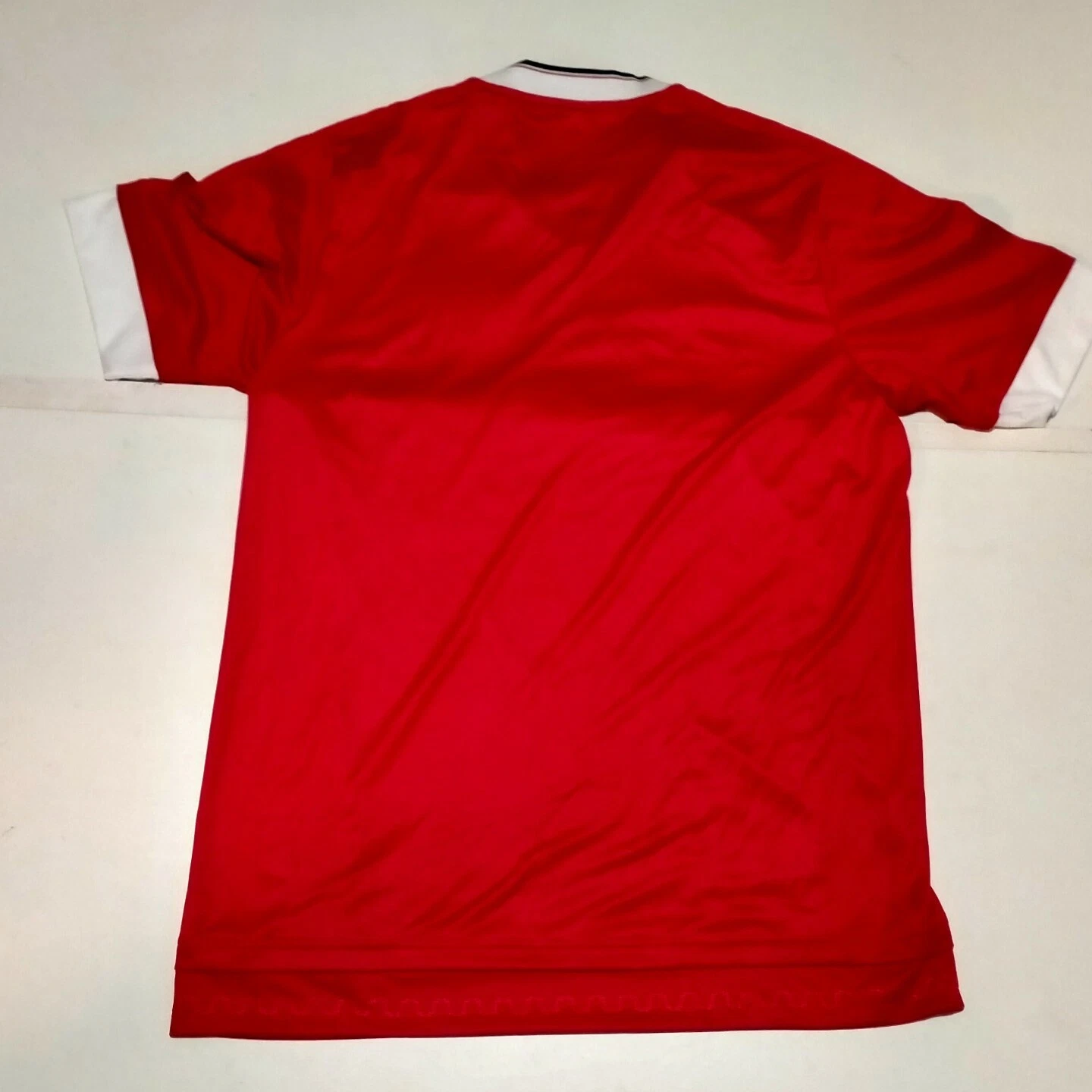 Manchester United 2015-16 home football shirt jersey. Medium mens. - Image 2