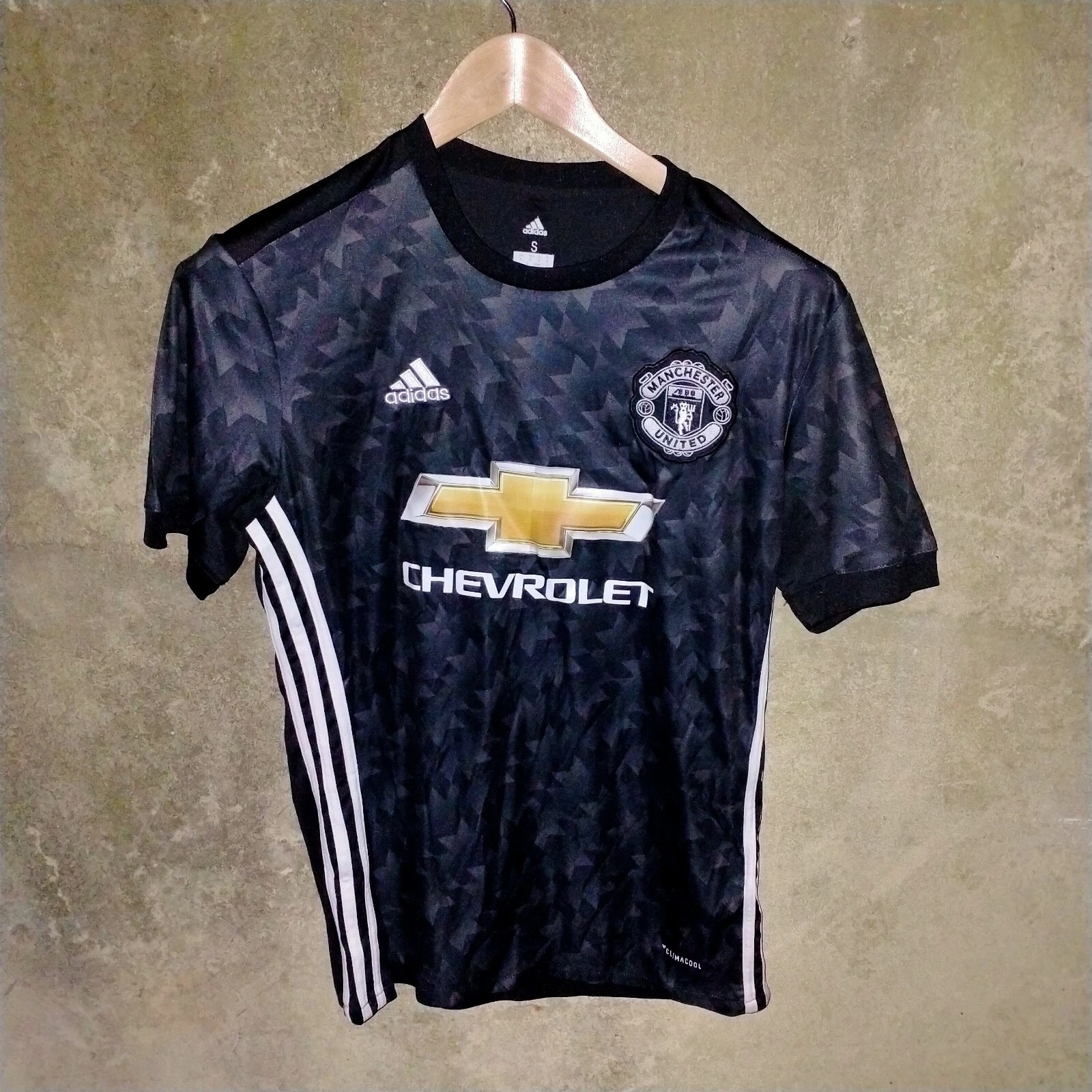 Manchester United 2017-18 away football shirt / jersey. Small mens.