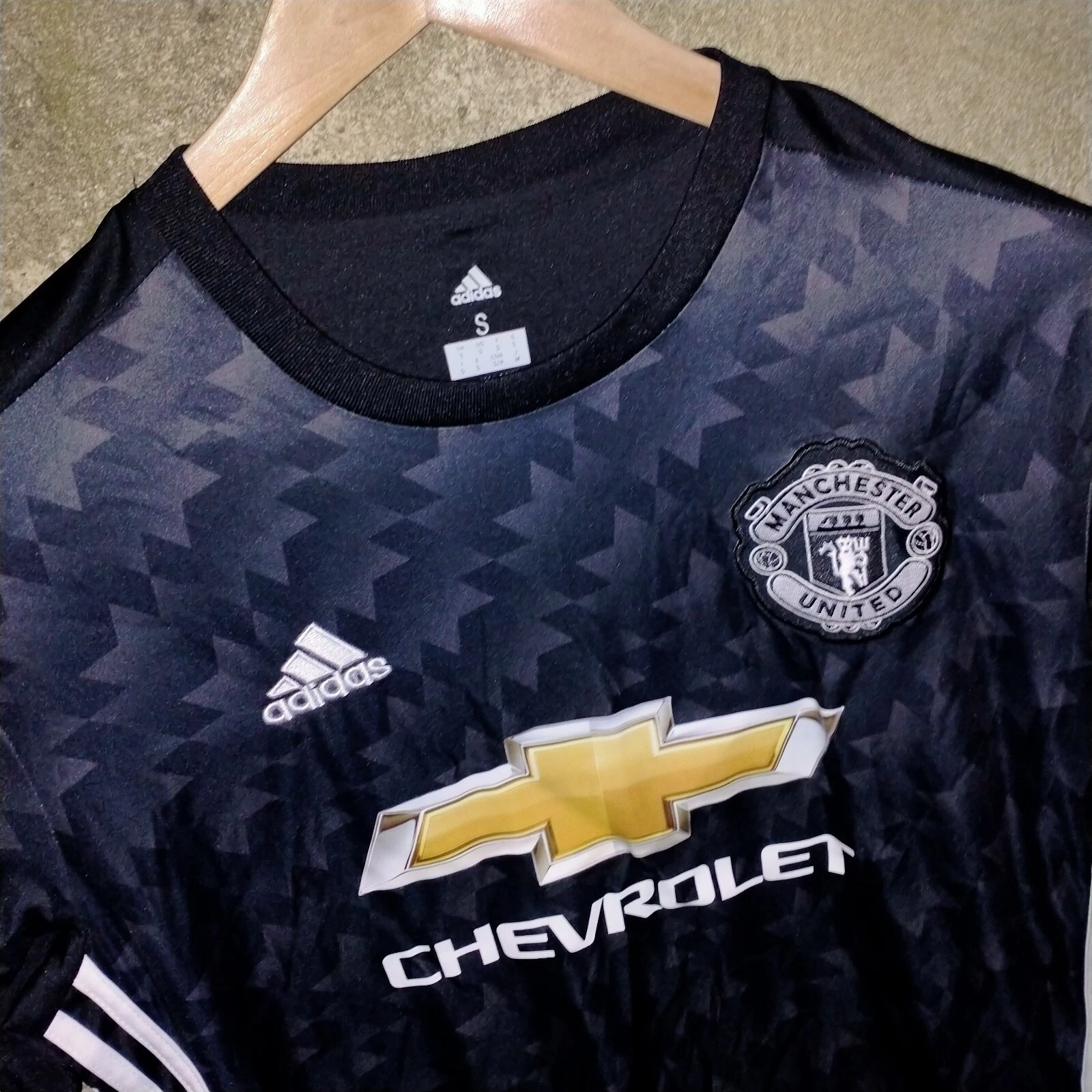 Manchester United 2017-18 away football shirt / jersey. Small mens. - Image 3