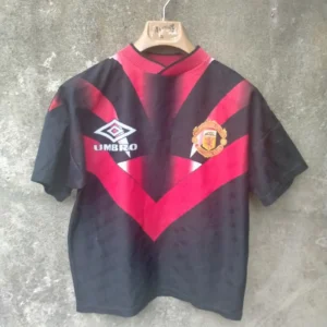 Manchester United 99 training football shirt / jersey large boys.