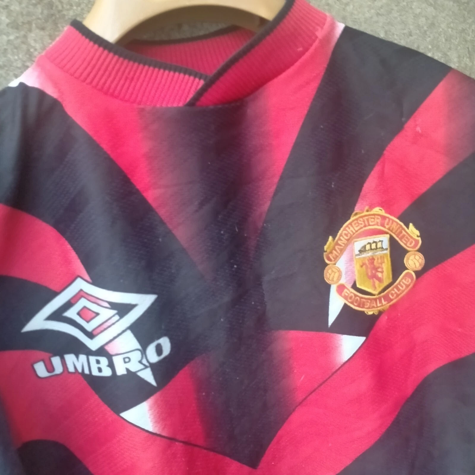 Manchester United 99 training football shirt / jersey large boys. - Image 2