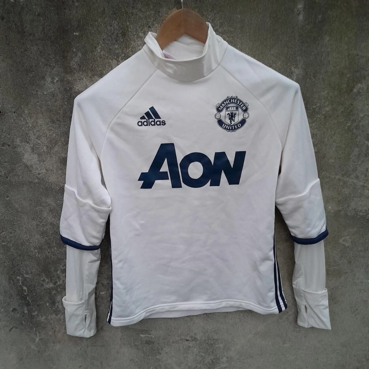 Manchester United training football shirt / jersey. XL boys. Long sleeves.