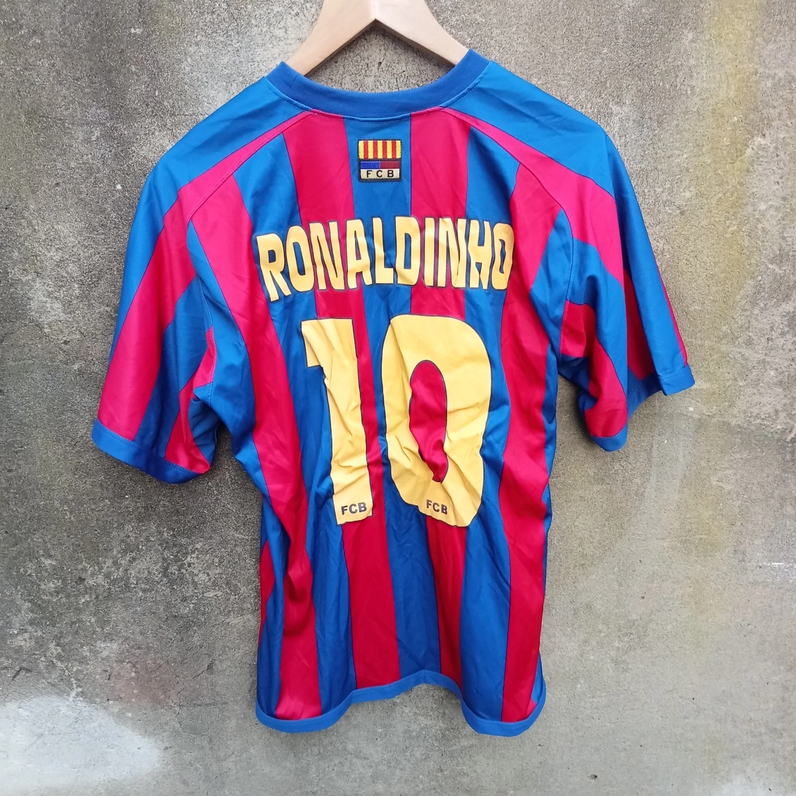 Ronaldinho Barcelona home football shirt | jersey, Mens large