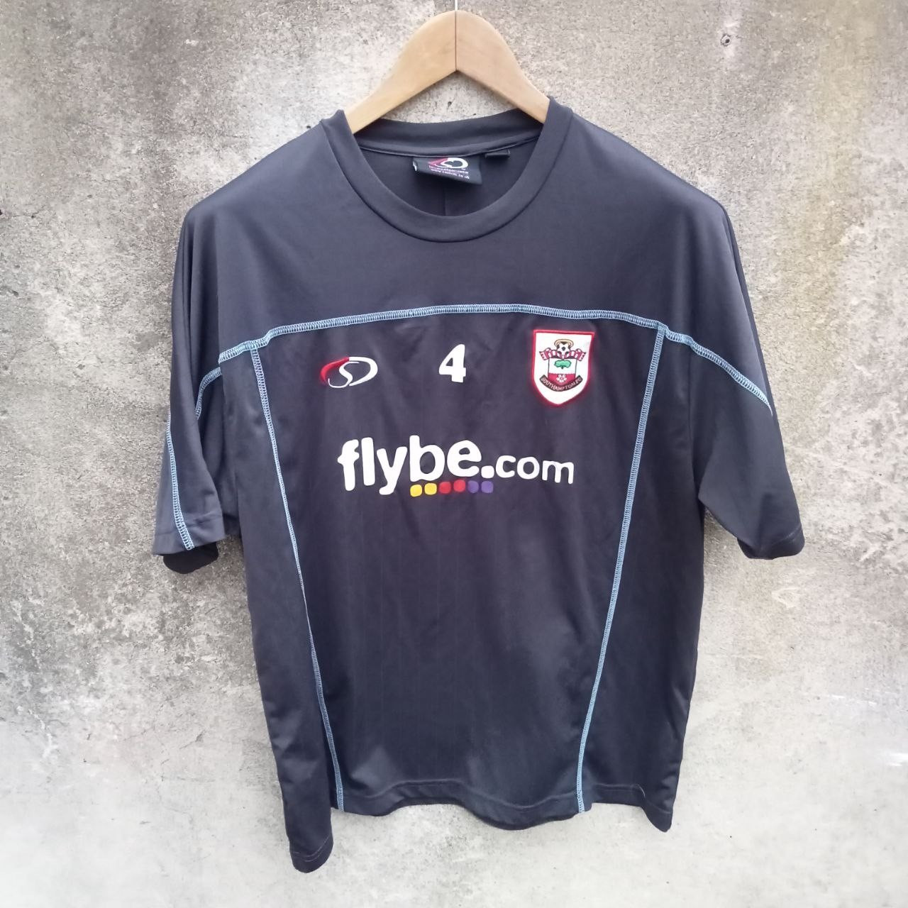 Southampton player worn training football shirt / jersey. Large mens.