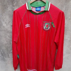 Wales 1994-96 home football shirt / jersey. XL mens. Long sleeves.