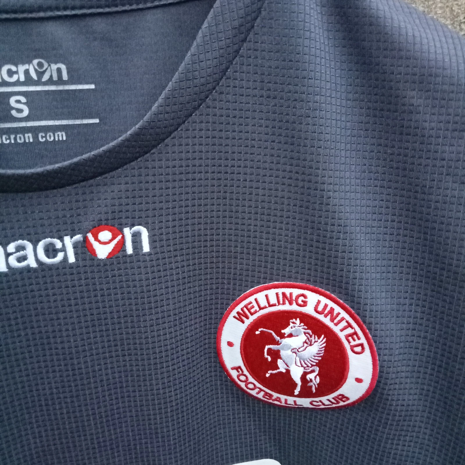 Welling United Training football shirt | jersey, Mens Small player issue - Image 2